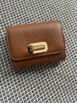 michael kors  - michael kors plånbok knapp använd fina med guld detaljer. frakt kan ordnas. 