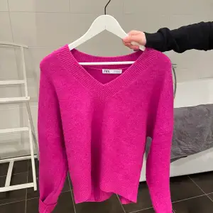 Rosa stickad tröja från Zara, använd endast ett fåtal gånger! Köparen står för frakten😊