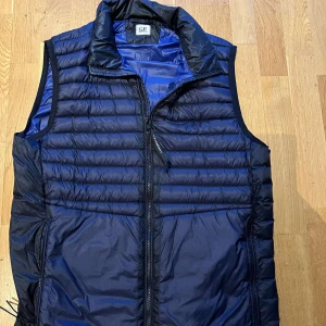 Cp company väst - Cp company väst. Ny pris för 4000 men säljer för 1000. För Mer beskrivning så skriv till mig.