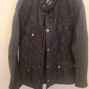 Barbour jacka mörk blå - Barbour jacka inköpt för 2999 kr. Jätte bra skick används av min man som är 1,97 cm.