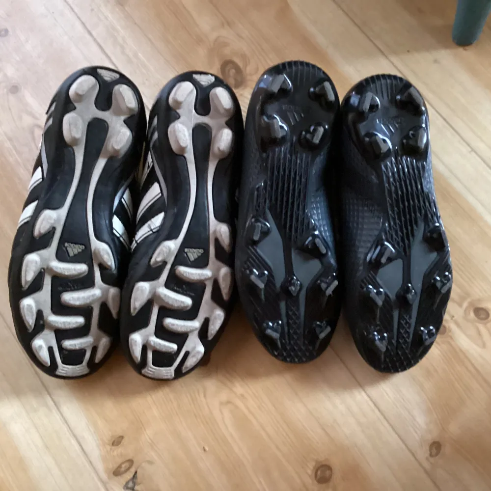 2 par adidas fotbollsskor i fint skick.  De med vita sträck-45kr/strl 35-36 (använda), de andra som är helt svarta har bara prövats- 70kr/ strl 34-35,5. Säljer pga för små! ❤️⚽️⚽️. Skor.