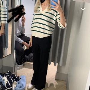 Stickad tröja - Jättefin kortärmad stickad tröja från hm💕 nypris 300kr. Älskar denna men kommer inte till användning längre! Storlek Xs men ganska overzised så passar med oversized fit upp till M skulle jag säga!