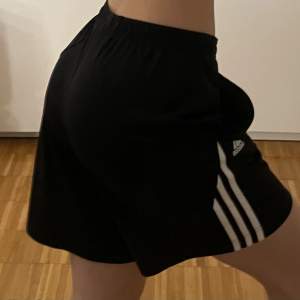 Långa svarta Adidas shorts med vita ränder🖤Luftiga & stretchiga. Fint begagnat skick. Funkar även för mindre storlekar.Kan mötas upp i Malmö - vid frakt står köparen för fraktkostnaden. Betalning via swish & ingen retur. Kontakta mig vid frågor/intresse!⚡️