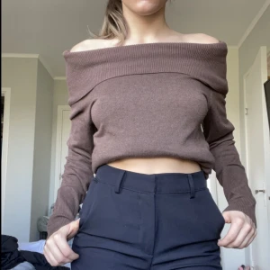 Off sholder tröja  - En tröja som aldrig är använd, den har världens mysigaste material. Man kan välja om man vill ha den offsholder eller med krage. Storlek Xs 60kr + 40kr frakt 