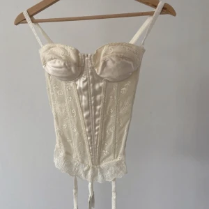Vit korsett - Säljer då den är lite för stor på mig. Superfint skick!