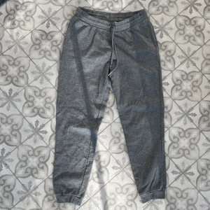 Mjukisar, Åhlens, 40/42 - Grå mjukisbyxor från Åhlens i storlek 40/42. De passade mig bra först men krympte i tvätten och har varit för små sedan dess. Jag är 173 cm lång och jag får på mig de men de är inte pösiga som jag vill att de ska vara. 