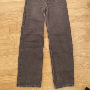 Zara jeans - Säljer ett par bruna, högmidjade jeans från zara. Har lite dekaler nere vid ändarna men inget man tänker på alls. Köparen står för frakten🫶🏽