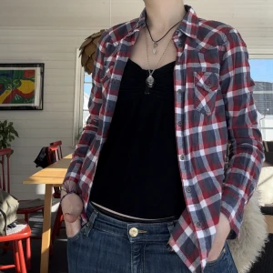 Flanellskjorta, 34 - En blårödrutig flanellskjorta i storlek 34. Är från 365 sunshine. För liten för mig helt enkelt, vill gärna att skjortor ska vara lite oversized. 