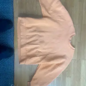 Snygg sweatshirt från Gina tricot den är mycket mer orange i verkligheten än på bilden 