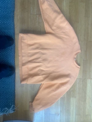 Sweatshirt  - Snygg sweatshirt från Gina tricot den är mycket mer orange i verkligheten än på bilden 