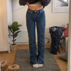 Mörkblåa jeans från mango  - Sitter superfint och har en liten slit längst ner på insidan av benet. Mid Rise 