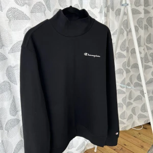 Champion tröja  - Säljer en snygg champion tröja. Knappt använd. Köpt på ASOS för 600. Storlek M. Hör av dig om du är intresserad eller har frågor🌟