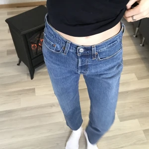 Levis jeans  - Supersnygga blåa Levis jeans,💎 lite stora på mig så nästan oanvända, alltså i superbra skick. Midjemått: 76 innerbensmått:71 💕kontakta vid ytterligare frågor! Fler bilder läggs ut i min profil! 