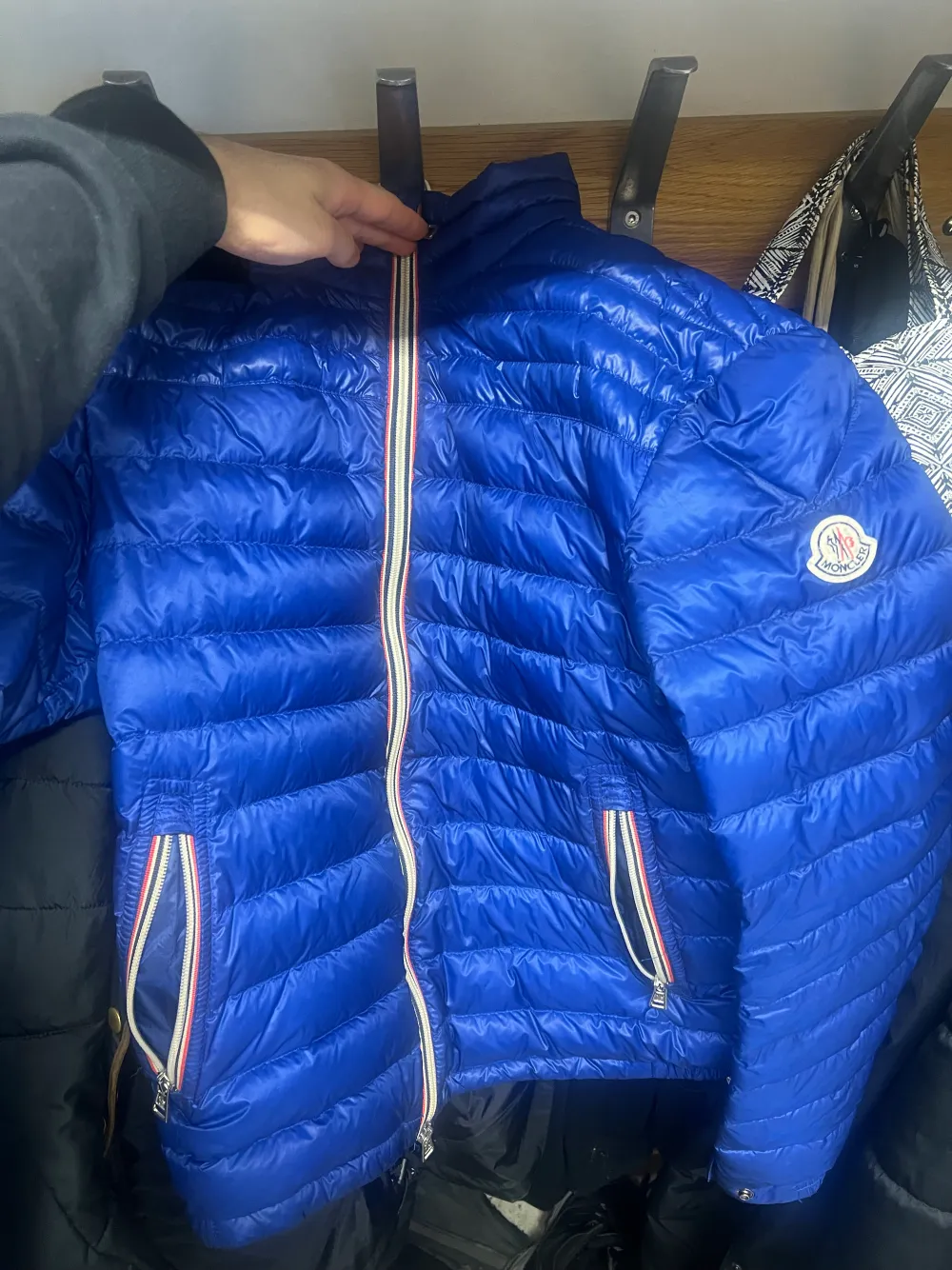 Moncler i bra skick, precis köpt den men den var lite för kort i midjan, nypris 11 000 kr dm för fler bilder. Jackor.