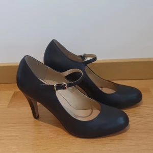 Svart Högklack  - Använd en gång till en fest. Kan träffa på ulriksdal station. Säljs pga flytt