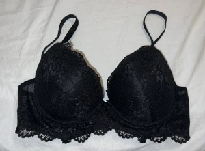 Helt ny BH - En snygg BH i storlek 85C. Köpt på New Yorker.