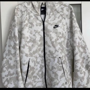Nike tech camo  - Nike tech camo tröja, väldig sällsynt säljs för bra pris  Storlek M