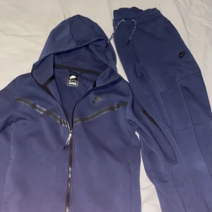 Nike tech navy blue - 9-10 skivk, anvönd 3,4 gånger, ny pris 2500, mitt pris 1400 men pris kan diskuteras 