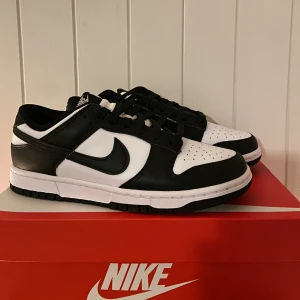 Dunk low panda -  Helt nya klassiska pandas i storlek 42, kan fraktas eller mötas i Karlstad/kristinehamn skicka meddelande vid intresse!