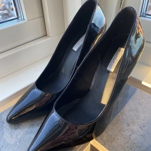 Svarta klackskor Nelly - Säljer ett par knappt använda skor från Nelly i storlek 38! 🧚🏼‍♀️