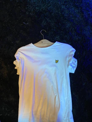 Vit lyle and scott tshirt - Finns ett litet hål på framsidan se bild 2