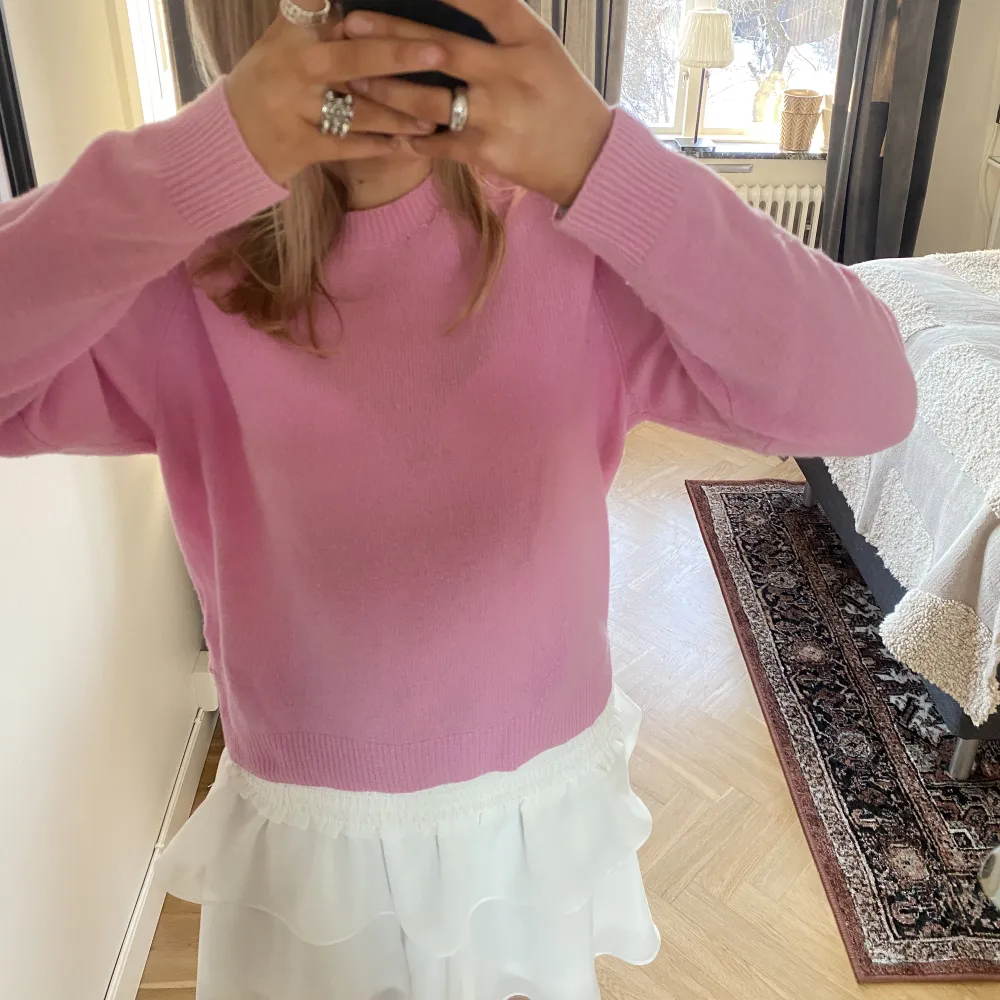 Jätte söt rosa stickat tröja från carin wester 💞 Använd fåtal gånger inga defekter. Stickat.