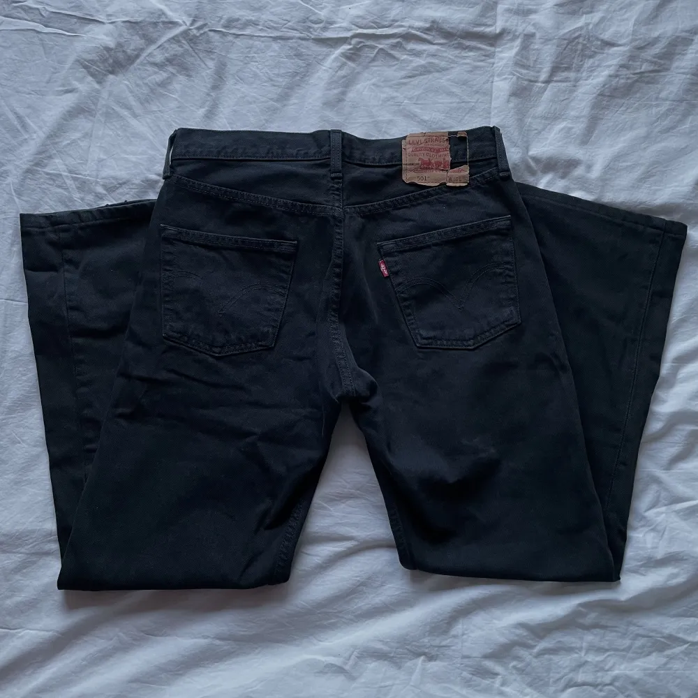 svarta levis jeans, W30L32 men mindre i storleken. ingen defekt utom märket (bild 3). Jeans & Byxor.