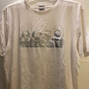 Hugo boss vit T-shirt med silver text strl L