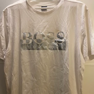 Hugo boss tshirt - Hugo boss vit T-shirt med silver text strl L