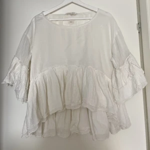 Odd Molly blus - Säljer denna söta blusen ifrån odd molly. Den är nästan aldrig använd och är i ett super skönt och luftigt material, perfekt till sommaren!☀️Meddela för funderingar!🤍