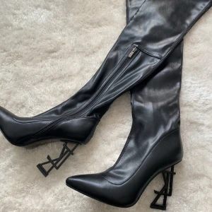 Overknee stövlar från Luxe To Kill - Världens snyggaste YSL-inspirerade overknee stövlar från Luxe To Kill i storlek 38. Aldrig använda! Nypris: 600 kr. 