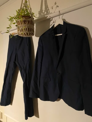 Kostym från Emilio 92 i strl 48 - Hej, säljer en marinblå kostym i storlek 48 från Emilio 92. Passar medium och runt 170-180cm. Tunn och luftig, perfekt inför studenttider. Väldigt bra skick och nypriset va runt 2300kr. Priset är inte hugget i sten. Hör av dig vid intresse. 