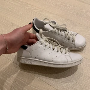 Stan Smith sneakers str 40 - Säljer klassiksa Stan Smith sneakers i str 40. Endast använda en sommar!