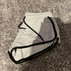 Shorts - Detta är ett par shorts som är från hm och är i storlek xs