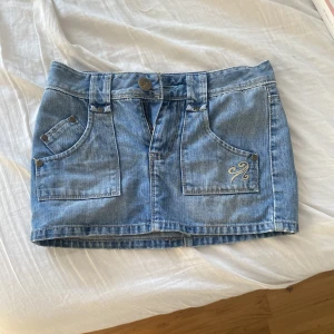 Kort miss me jeans kjol - Jätte fin och perfekt kjol, tyvärr är den för liten för mig. Kan också diskutera priset💕💞