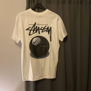 Stussy tee - Fet stussy/Nike t shirt i nyskick, testad en gång bara. Säljer pga att den aldrig kom till använding. Pris kan diskuteras😀kan gå ner i pris vid (SNABB) deal