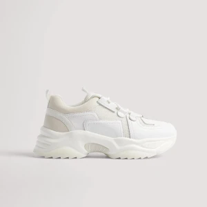 Skor - Säljer dessa nästan oanvända skor från NA-KD. Sylans höjd är 5 cm. Ny pris. 449:-