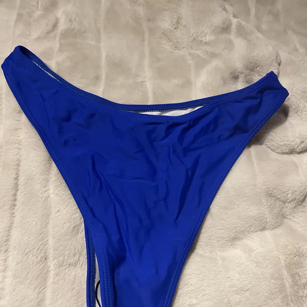 Mörkblå bikinitrosa från SHEIN. Lite för stor för mig så aldrig använd. Lappen sitter kvar! Storlek S. Övrigt.