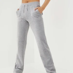 Juicy conture byxor  - Säljer mina gråa juicy conture byxor. En del andvända därav priset, men inga sakor osv. Lite uttöjda och passar xs. Priset kan diskuteras vid snabb affär. 