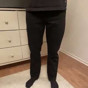 Svarta jeans från H&M i storlek 30/32. Fint skick🥰