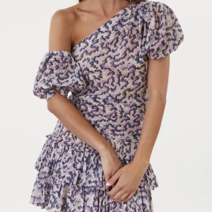 Isabel Marant kjol+blus set - Säljer mitt superfina Isabel Marant set med kjol och blus som är slut på hemsidan!!! Aldrig använt så lappen finns kvar på kjolen. Så fin nu till sommaren och hösten 💜 Skriv gärna för fler bilder! (Går självklart att köpa separat också!)