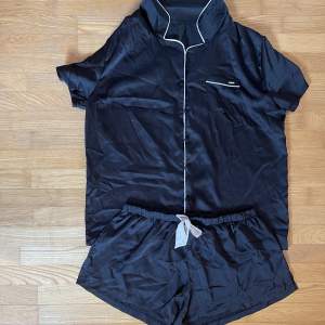 Gulligt pyjamasset av varumärket Bluebella i färgen svart. Använd någon gång 💕Fin i skicket. Säljes som set (tröja+shorts)