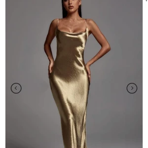 Balklänning  - Säljer denna jättefina balklänningen eftersom den är för liten på mig