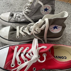 Converse  - Säljer 3 par converse!  Röda och silvriga i storlek 37,5 och grå/beiga i storlek 37🤍  Alla stor är i bra skick❕  180kr styck! (+frakt) 