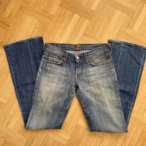 7 for all mankind blåa bootcut jeans. byxorna är i fint skick ⚜️ midjemått: 75cm innerbenslängd: 80cm 💞 köpare står för frakt och jag möts inte upp. har du frågor kan du meddela mig 💓 