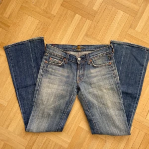 bootcut jeans 7 for all mankind - 7 for all mankind blåa bootcut jeans. byxorna är i fint skick ⚜️ midjemått: 75cm innerbenslängd: 80cm 💞 köpare står för frakt och jag möts inte upp. har du frågor kan du meddela mig 💓 