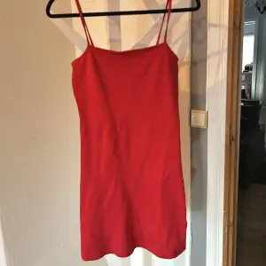 Säljer en röd klänning som är köpt från HM, använd fåtal gånger. Säljer på grund av att den blivit för liten. 