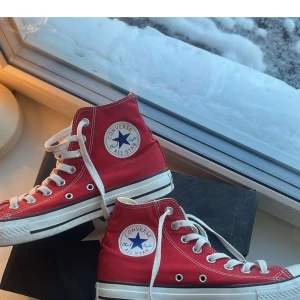Röda Converse  - Röda converse i gott skick❤️skriv privat för egna bilder. Nypris:600 
