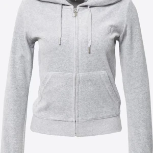 juicy tröja - hej, jag säljer min grå juicy tröja då jag inte har kvar byxorna. En av ”metallsakerna” har gått av på ett av snörena men annars är den i fint skick 💘 Den är i storlek men passar XS/XXS