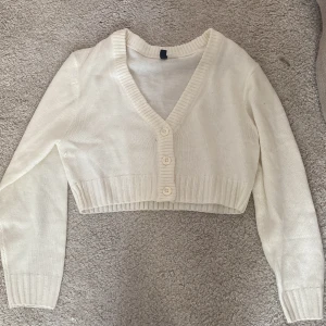 vit kofta hm 🤍 - säljer denna supersöta kofta från hm 🤍köpt för något år sedan men är i jätte fint skick 💓 säljer för 150kr men priset kan diskuteras 💗 kontakta mig för intresse eller för fler bilder 💖